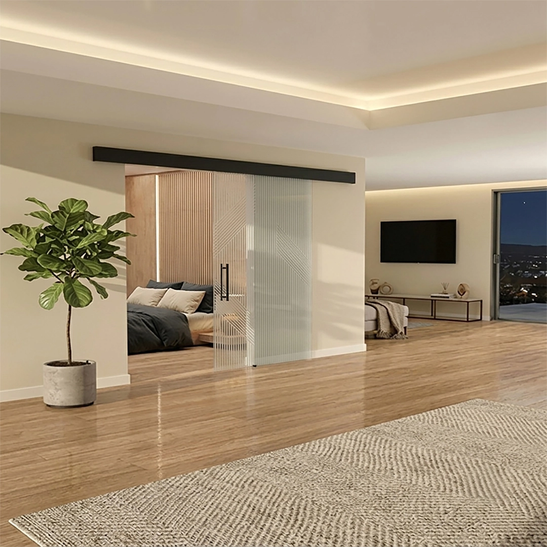 Corredera Hegox Star instalada a techo en puerta de vidrio