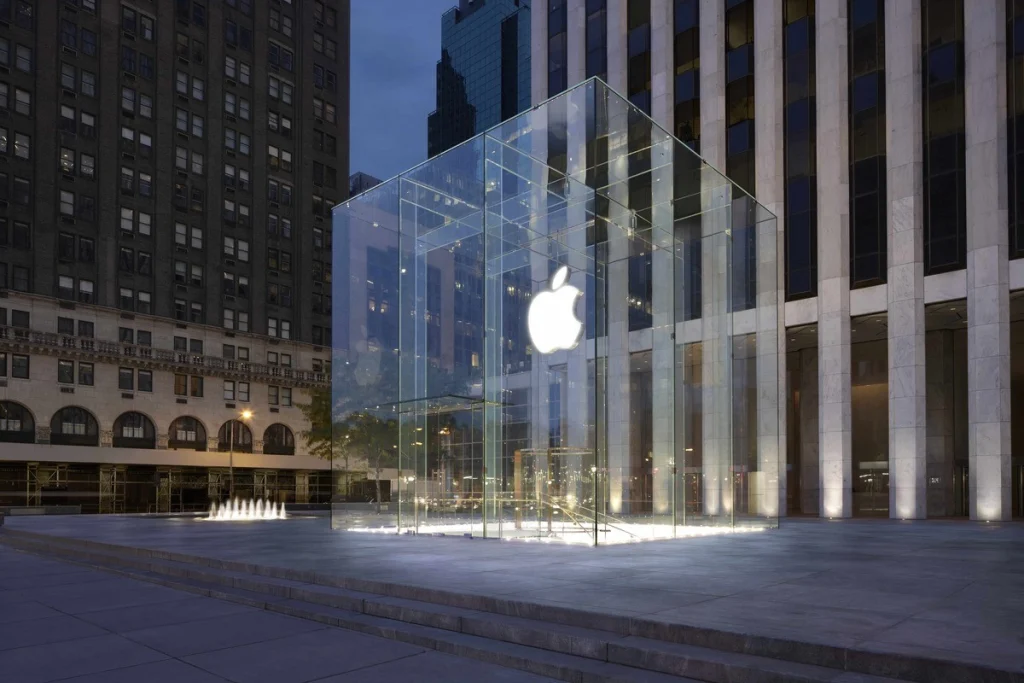 Cubo de cristal minimalista con tecnología de vidrio estructural, ejemplo de innovación en arquitectura