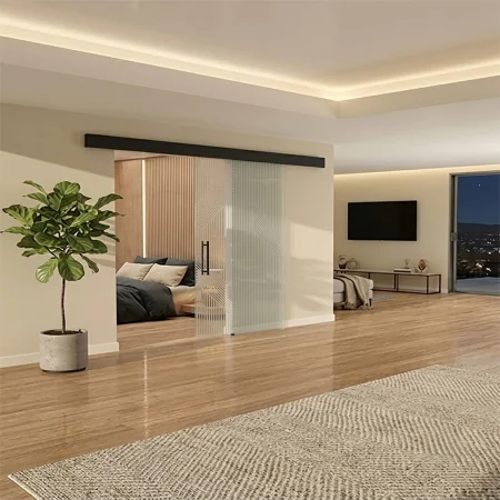 Corredera Hegox Star instalada a techo en puerta de vidrio